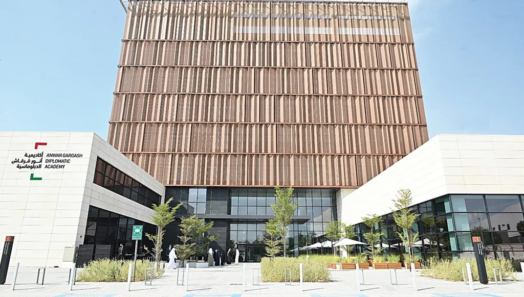 أكاديمية أنور قرقاش وبيت العائلة الإبراهيمية: دبلوماسية الأديان تعيد تعريف السلام العالمي