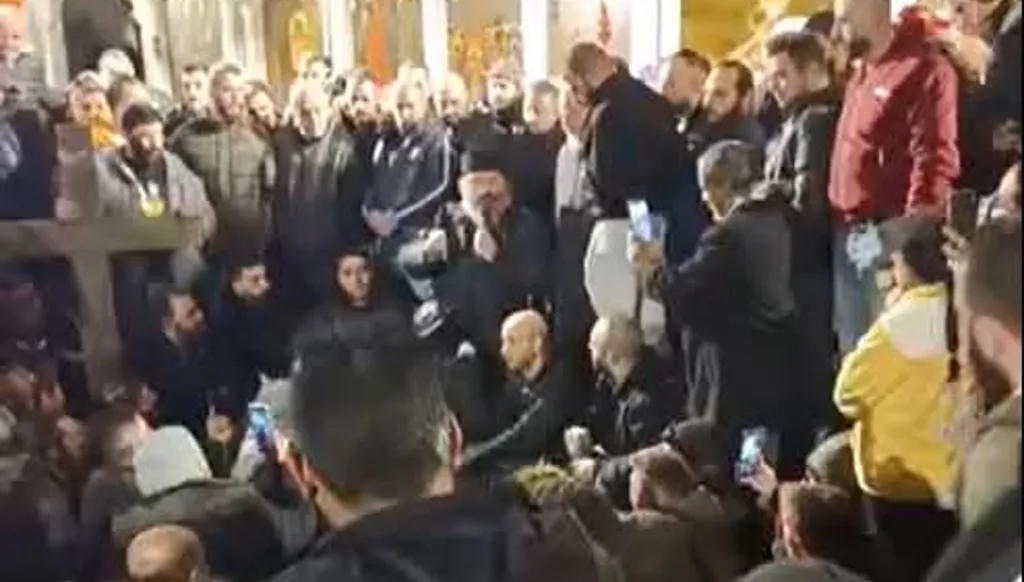 بالفيديو - شبان سوريون معترضون "الشعب قايم والبطريرك نايم"