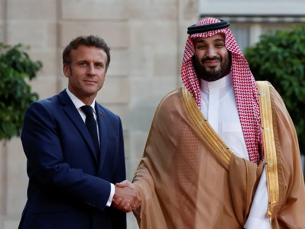 محمد بن سلمان على يمين الصورة وإيمانويل ماكرون على شمال الصورة (أرشيفية).