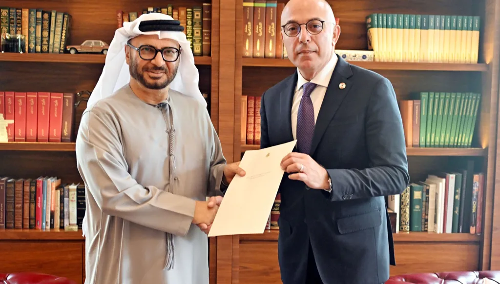 محمد بن زايد يتلقى رسالة خطية من جوزف عون