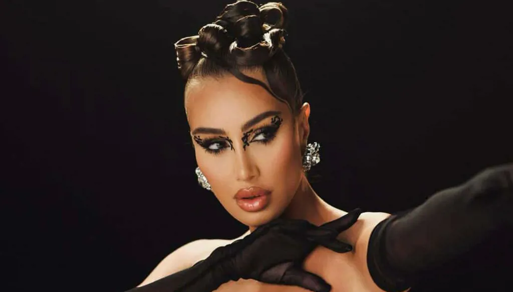 5 إطلالات تعكس الفانتازيا في تصاميم مايا دياب (صور وفيديو)