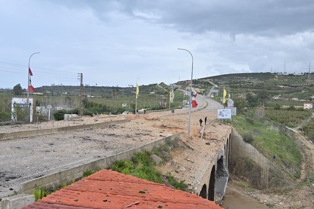 آثار الدمار جراء الاستهداف الإسرائيلي لجسر القاسمية - جنوب لبنان (حسام شبارو)