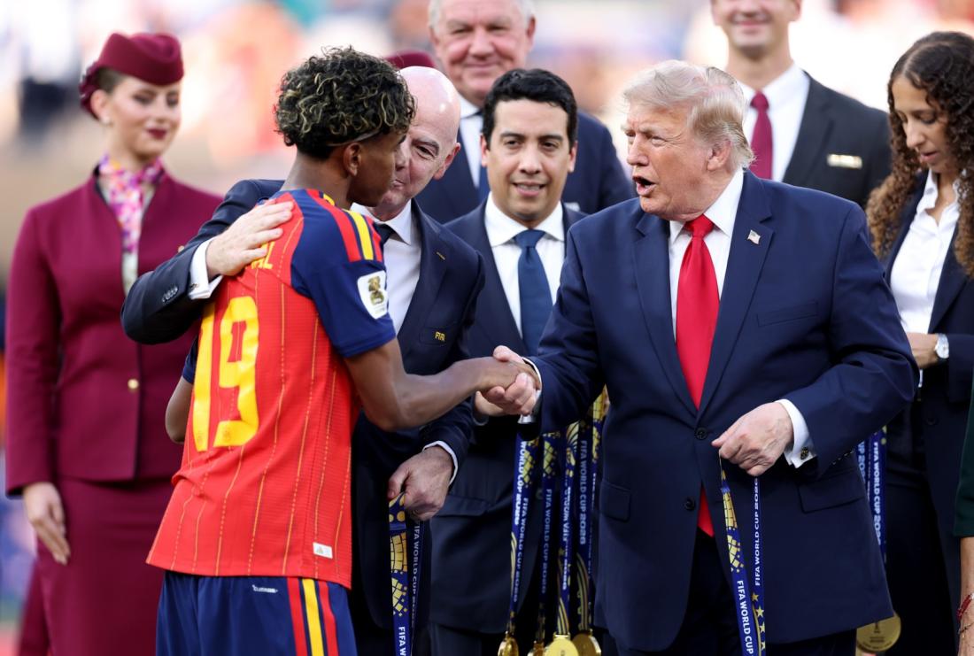 اللاعب الإسباني لامين جمال يتسلم الميدالية من الرئيس الأمريكي دونالد ترامب قبل تتويج المنتخب الإسباني بكأس العالم بتاريخ 19 تموز/يوليو 2026 (GETTY IMAGES NORTH AMERICA / Justin Setterfield)
