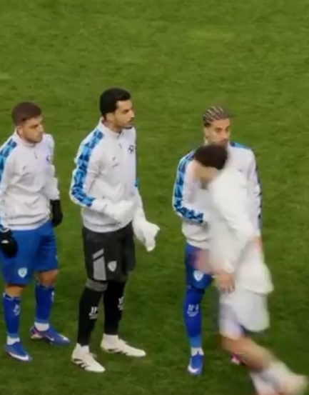 لاعبو البوسنة يتجاهلون مصافحة لاعبي إسرائيل. (إكس)