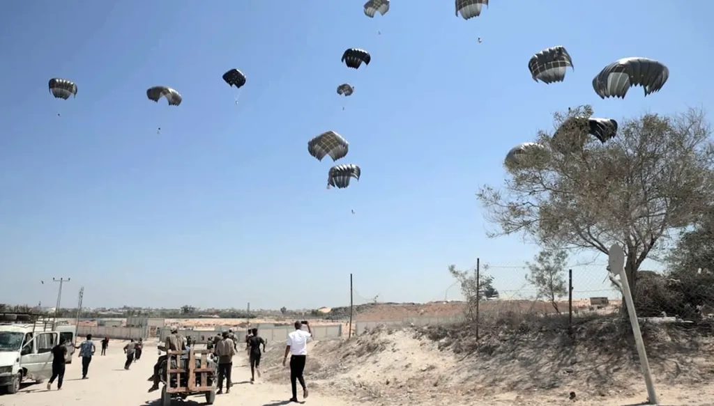 إنزال جوي للمساعدات (وام)