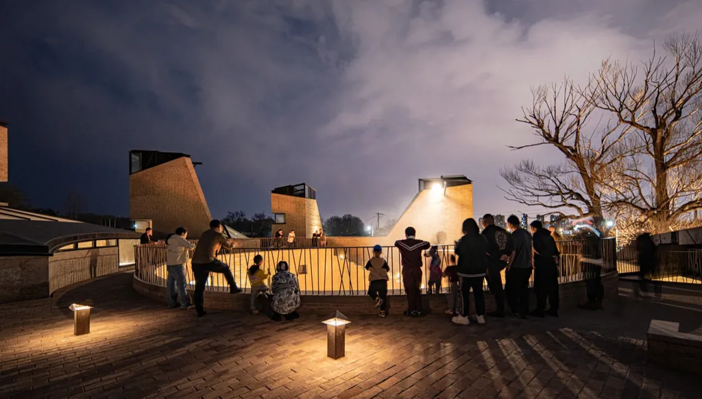 التفاؤل والعمارة: رحلة في كتاب جائزة الأغا خان للعمارة