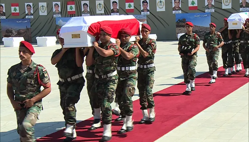 تسليم عناصر متورطة في قتل أفراد من الجيش