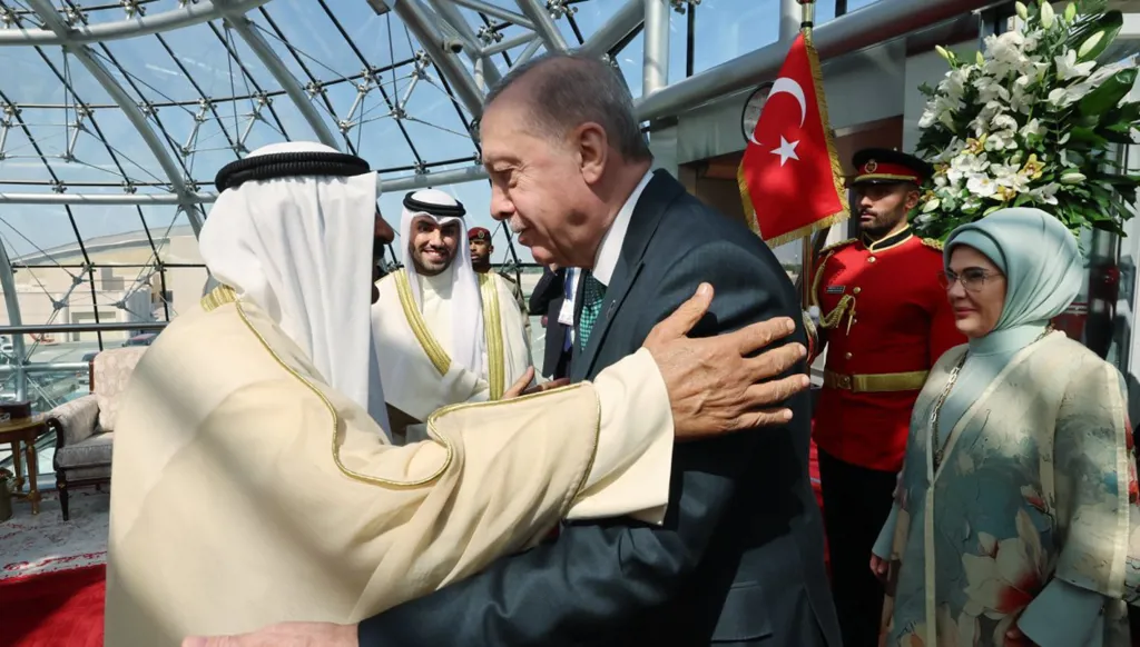 بالفيديو - أردوغان يهدي لأمير الكويت سيارة كهربائية تركية الصنع