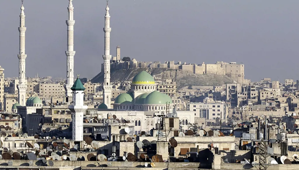 خوفا من أعمال عنف... نزوح عشرات العائلات المسيحية من أحياء في مدينة حلب نحو الشيخ مقصود والأشرفية