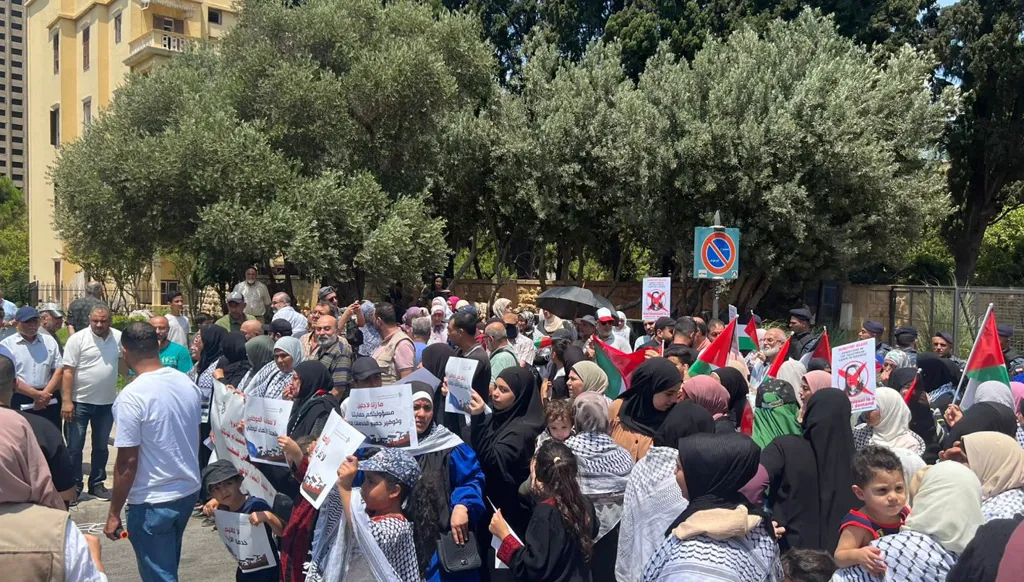اعتصام أمام بعثة الاتحاد الأوروبي في بيروت رفضاً لتقليص خدمات "الأونروا" وفصل الموظفين الفلسطينيين