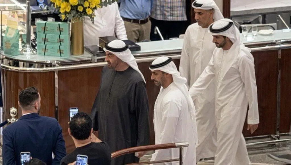بالفيديو-محمد بن زايد وحمدان بن محمد في جولة في دبي مول
