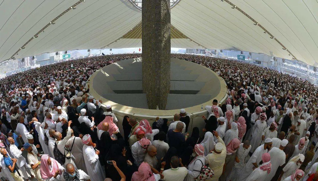 الحجاج يرمون الجمرات الثلاث في أول أيام التشريق