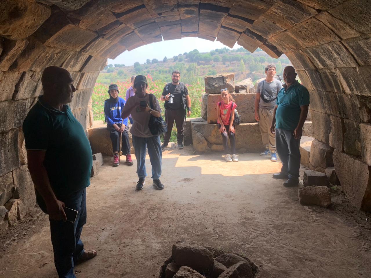 قنطرة حجرية.