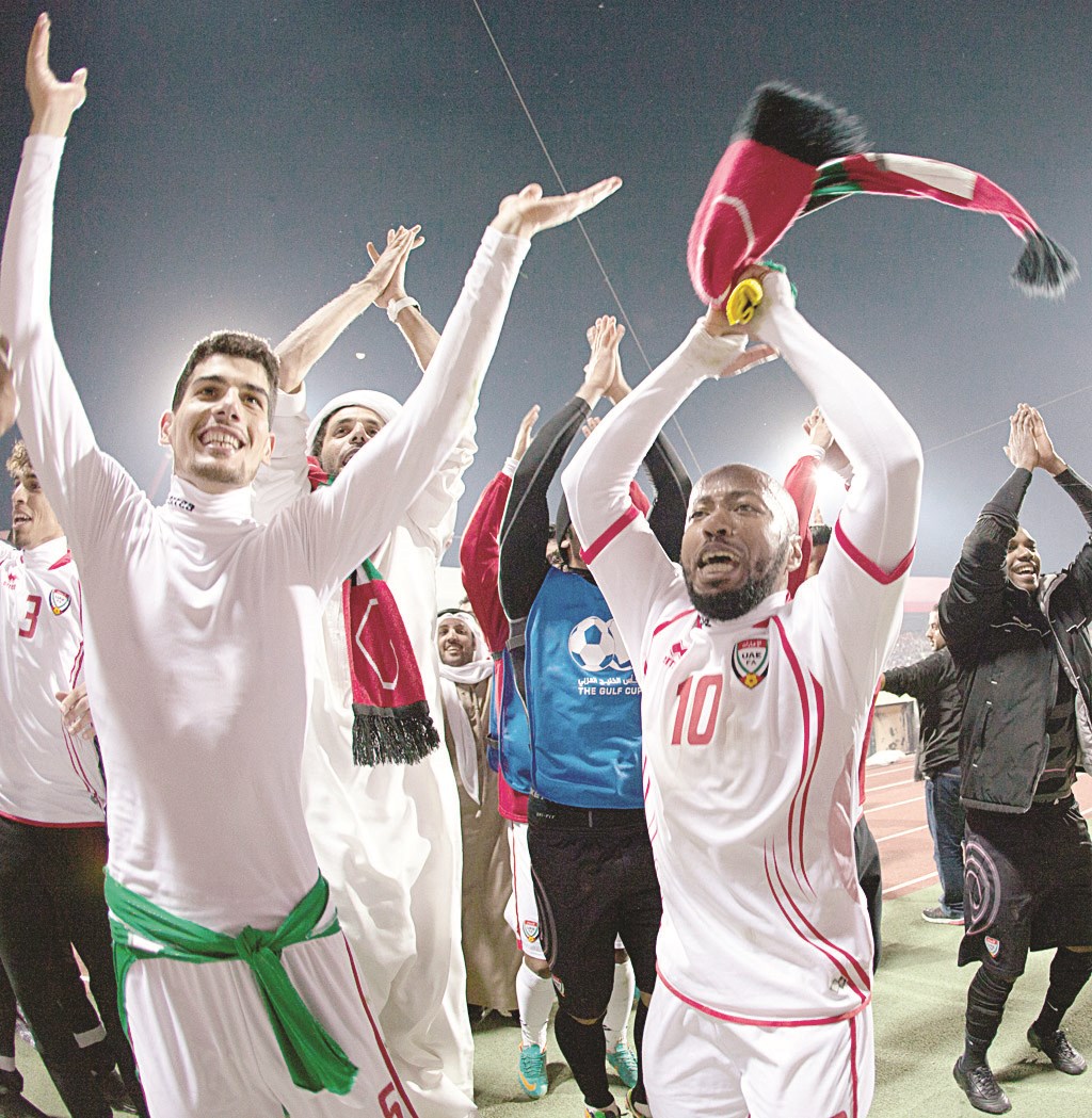 إسماعيل مطر مع زملائه خلال كأس الخليج الـ18. (موقع الاتحاد الإماراتي)