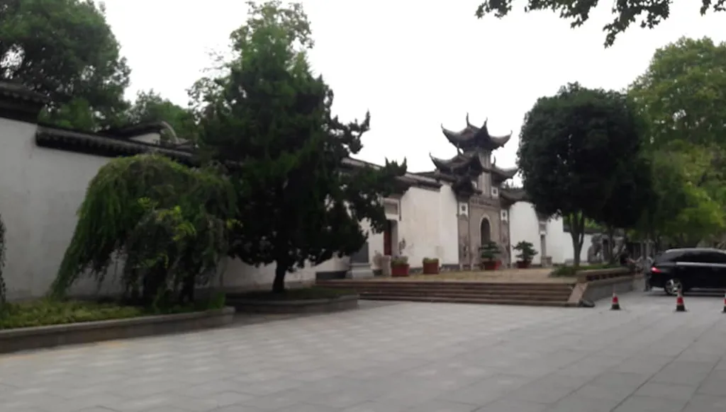 في ضيافة أبو نواس الصيني: "أشرب وحيداً تحت ضوء القمر"