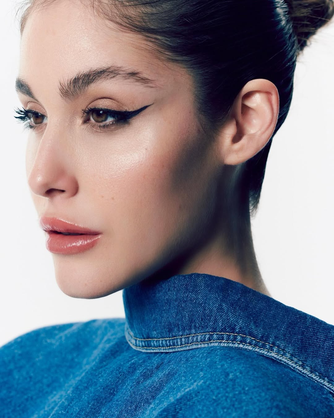 مكياج عيون نور عريضة بالآيلاينر (المصدر: إنستغرام)