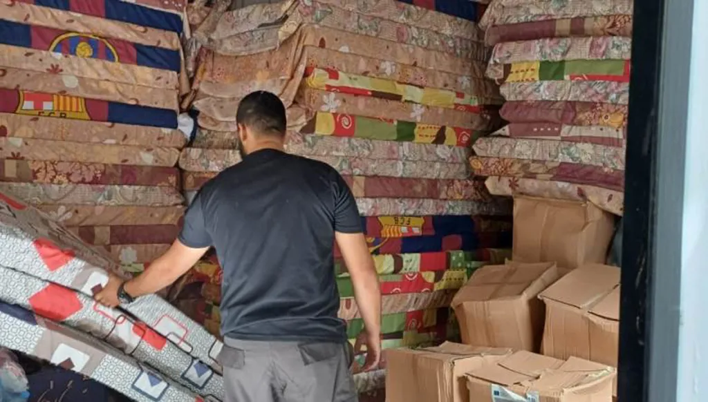 اقتصاد الحرب: قطاعات تربح وأخرى تدفع الثمن... أسواق الضرورة تنتعش غذاءً ومستلزمات إيواء للنازحين