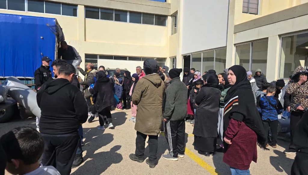 لاهوت الأرصفة ونرجسية الطوائف: هل يسكن الله الأوقاف أم العراء؟