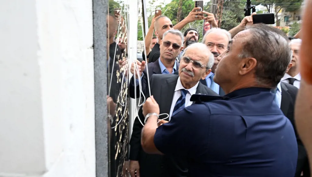 5 عند الخامسة: "حزب الله" المستفيد الأكبر من الأنباء المتضاربة... وحشد عسكري استثنائي بمحيط إيران