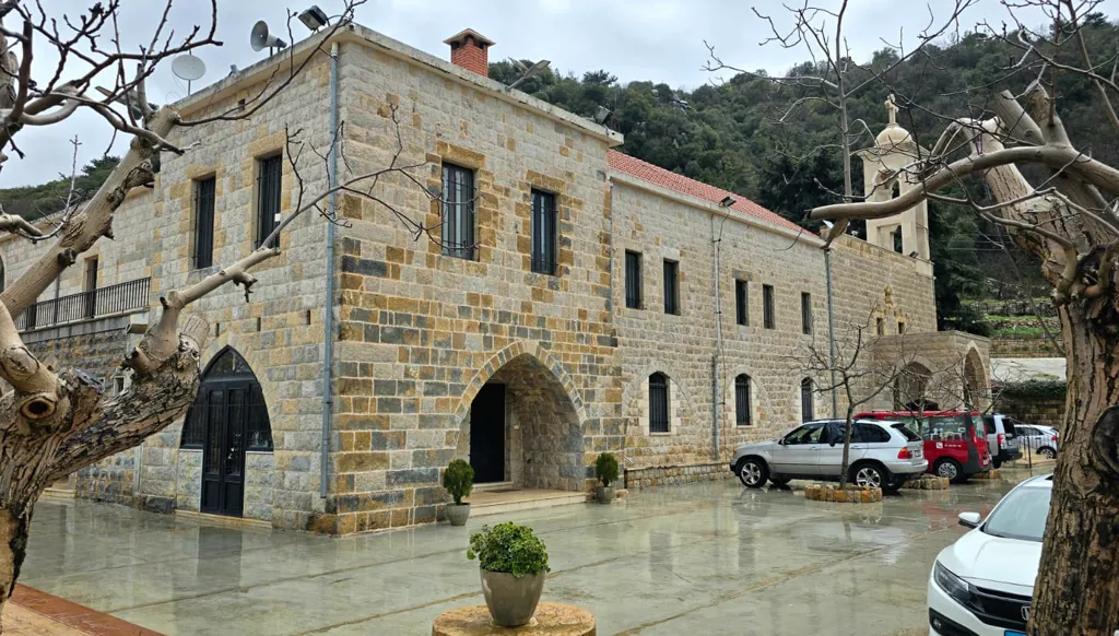 "بيكفي إنك لبناني"... دير قطين يقرن القول بالفعل: "حتى تكون خيي بالانسانية"