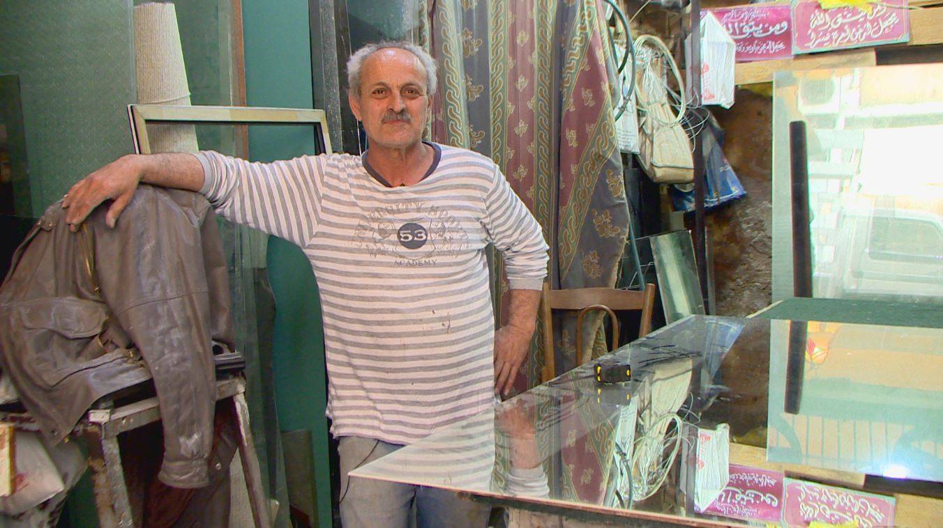 عبد الناصر ياسين يبتسم للمرآة: حرفتي فنٌّ يحتاجه روّاد الفضاء