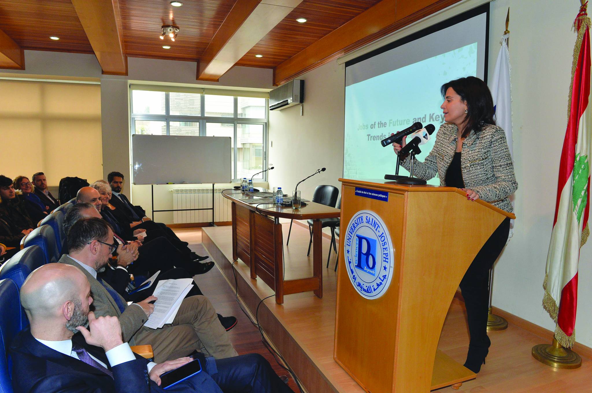 الحلقات بدأت من "الجامعة اليسوعية"...  "الشباب ثورة لبنان"