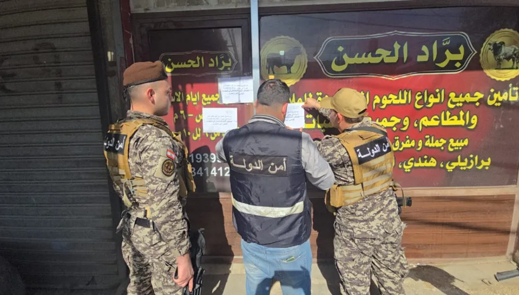 لحوم فاسدة وروائح كريهة... ضبط مستودع "مُخالف" في صور