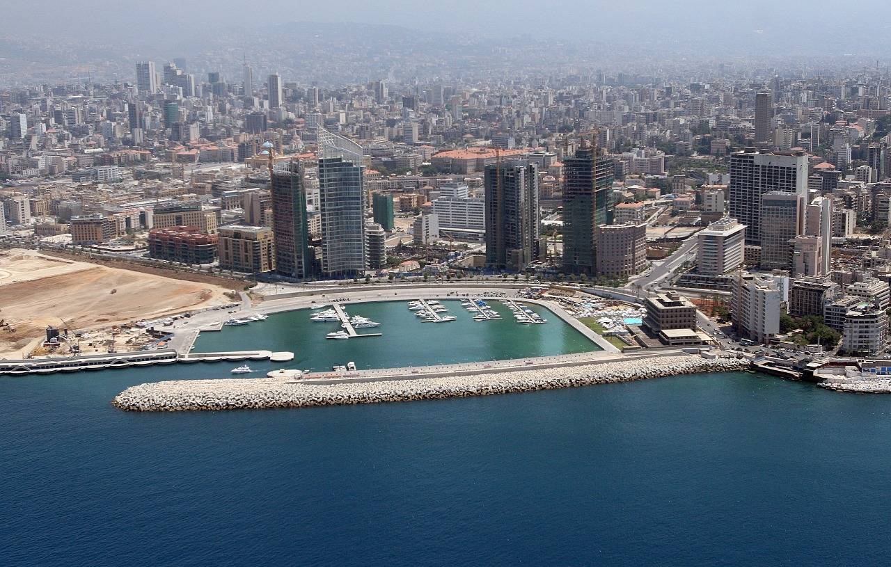 في لبنان: تنكة البنزين بعشرة آلاف ليرة لبنانية والشقة بخمسين ألف دولار!