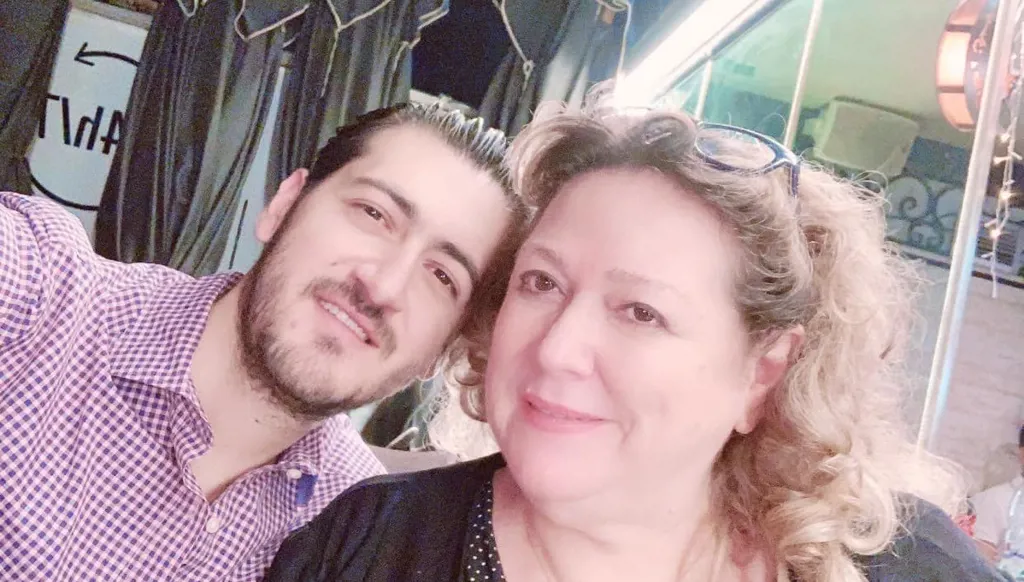 وفاة نجل الممثلة السورية إيمان عبد العزيز