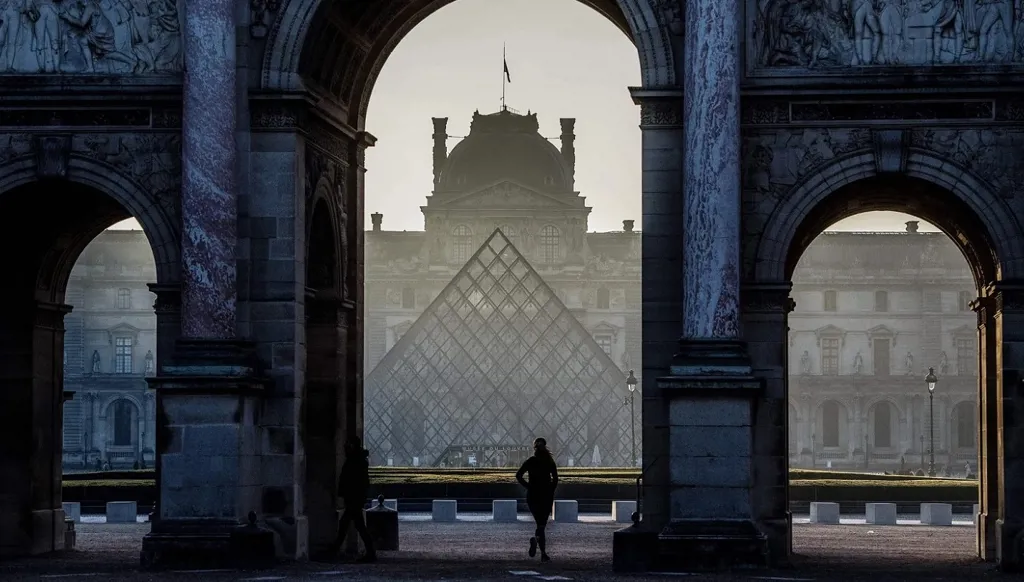 فرنسا تدرس تسهيل إعادة القطع الفنية المنهوبة