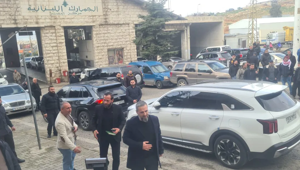 أزمة الشحن بين لبنان وسوريا... "تخريجة حسن نيّات" تفضي إلى فضّ اعتصام الشاحنات المبرّدة في المصنع