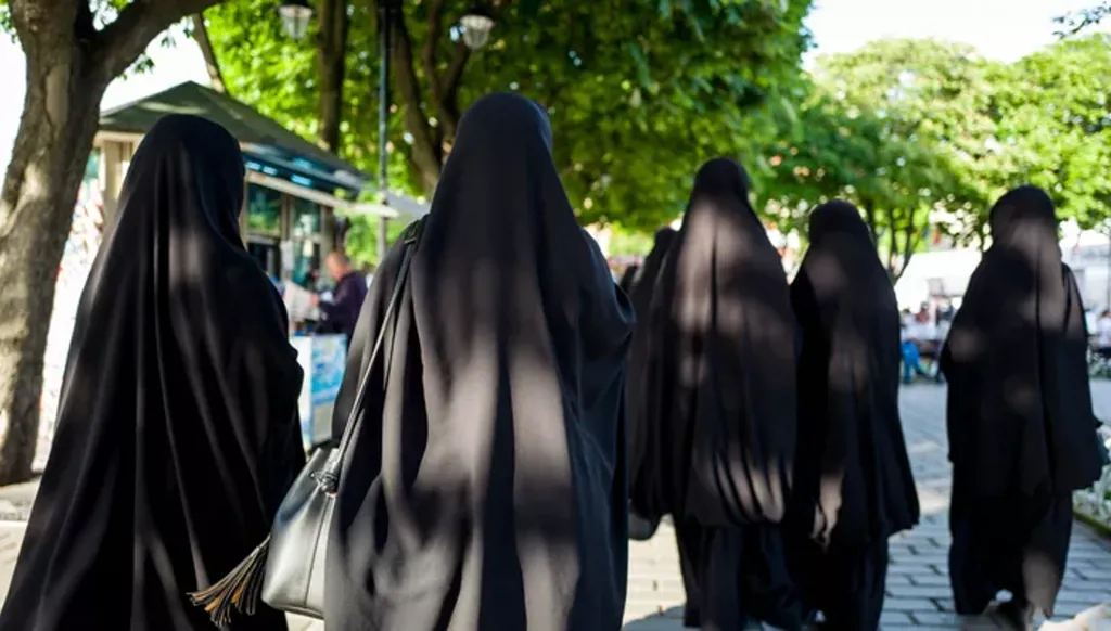 مدينة اسبانية تحظر البرقع والنقاب في الأماكن العامة
