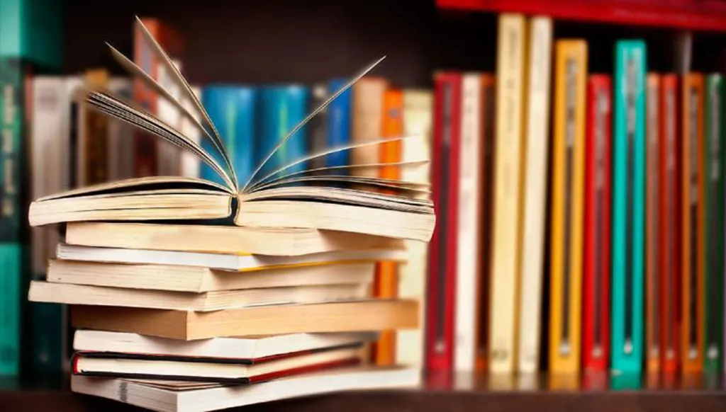 هي تفتح لي الباب وتدعوني إلى الدخول