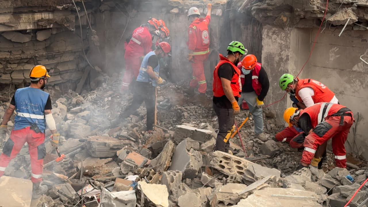 رجال الإنقاذ يبحثون بين الأنقاض. (أحمد منتش)