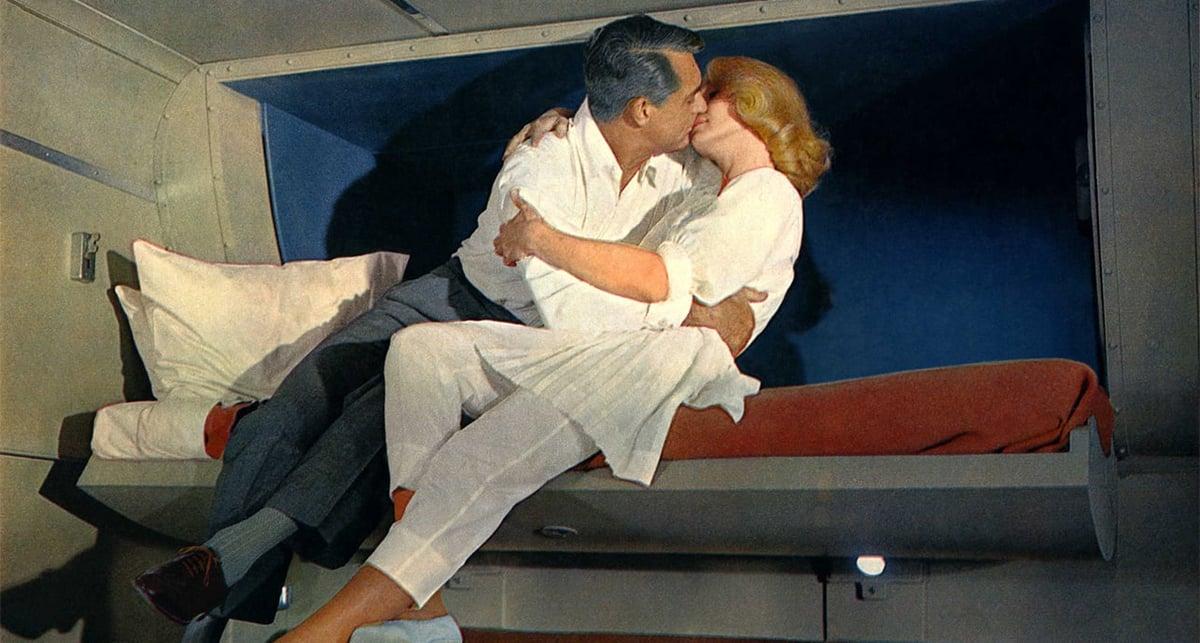 إيفا ماري سانت وكاري غرانت في مشهد اللقاء داخل القطار من فيلم ألفريد هيتشكوك North by Northwest عام 1959 (MGM)