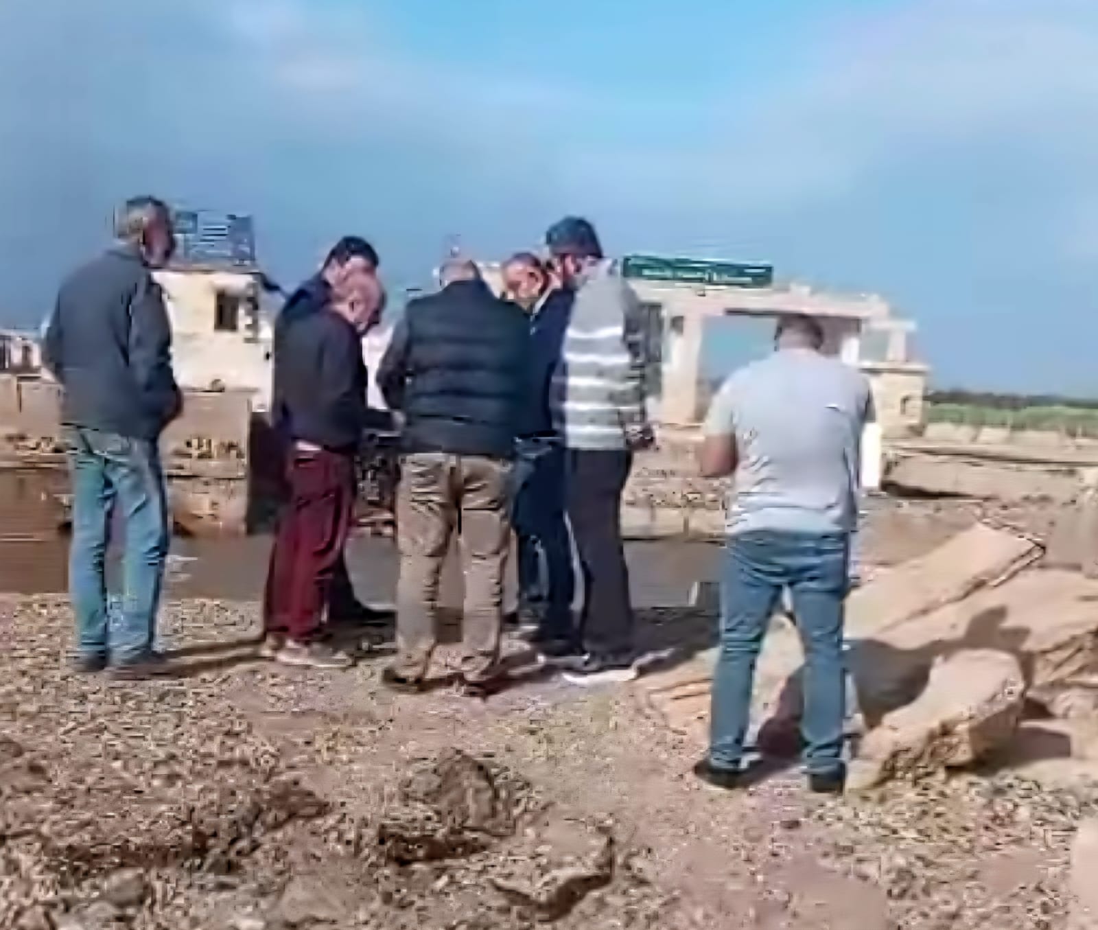 وفد وزارة الأشغال يكشف على معبر العريضة. (ميشال حلاق)