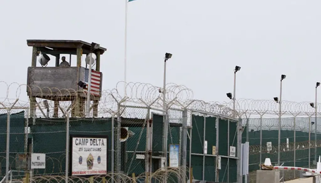 البيت الأبيض: بدء عمليات ترحيل مهاجرين غير نظاميين جوا إلى غوانتانامو