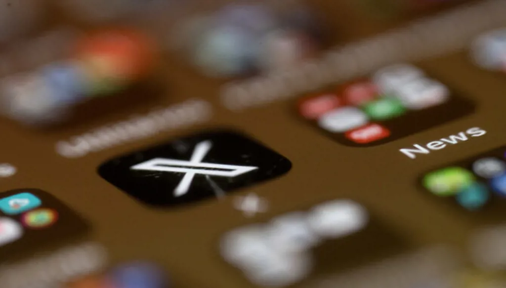 مطالبات بحذف "إكس" من متجري "أبل" و"غوغل"... ما السبب؟