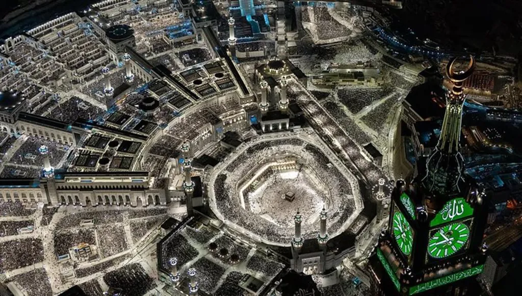 بالفيديو- ألقى بنفسه من الأدوار العلوية في المسجد الحرام… وإصابة رجل أمن أثناء محاولته منعه