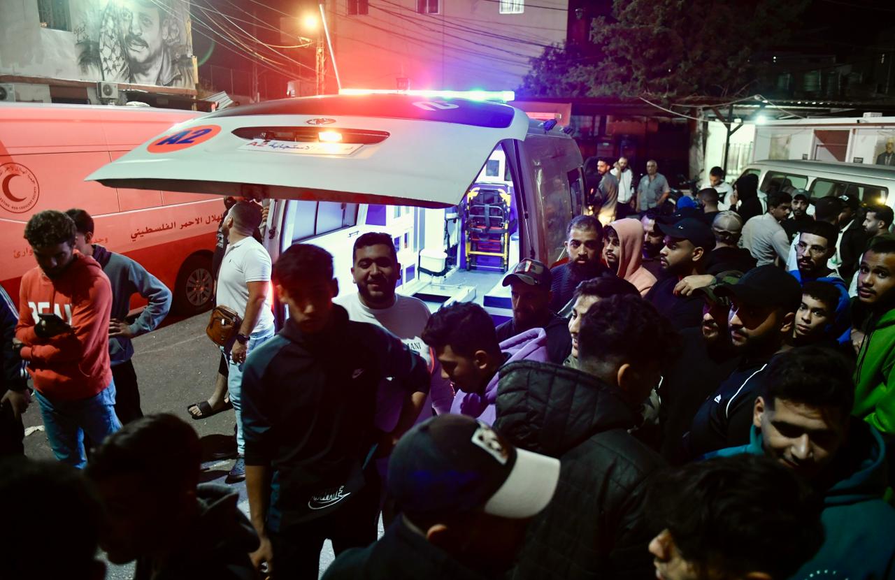 من أمام مستشفى الهمشري- صيدا بعد الغارة الإسرائيلية على عين الحلوة (حسام شبارو).