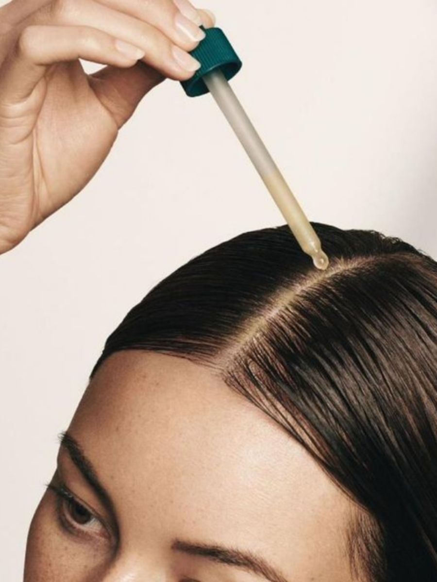 توزيع الزيت على الشعر (Pinterest)