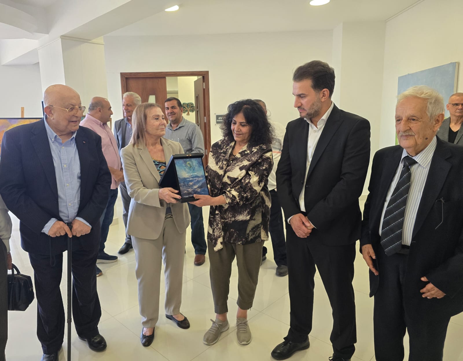 الفنانة الزين تتسلم درعاً تكريمية من السيدة فخري وزوجها، وبدا ممثل وزير الثقافة والشاعر آل ناصر الدين. (أحمد منتش)