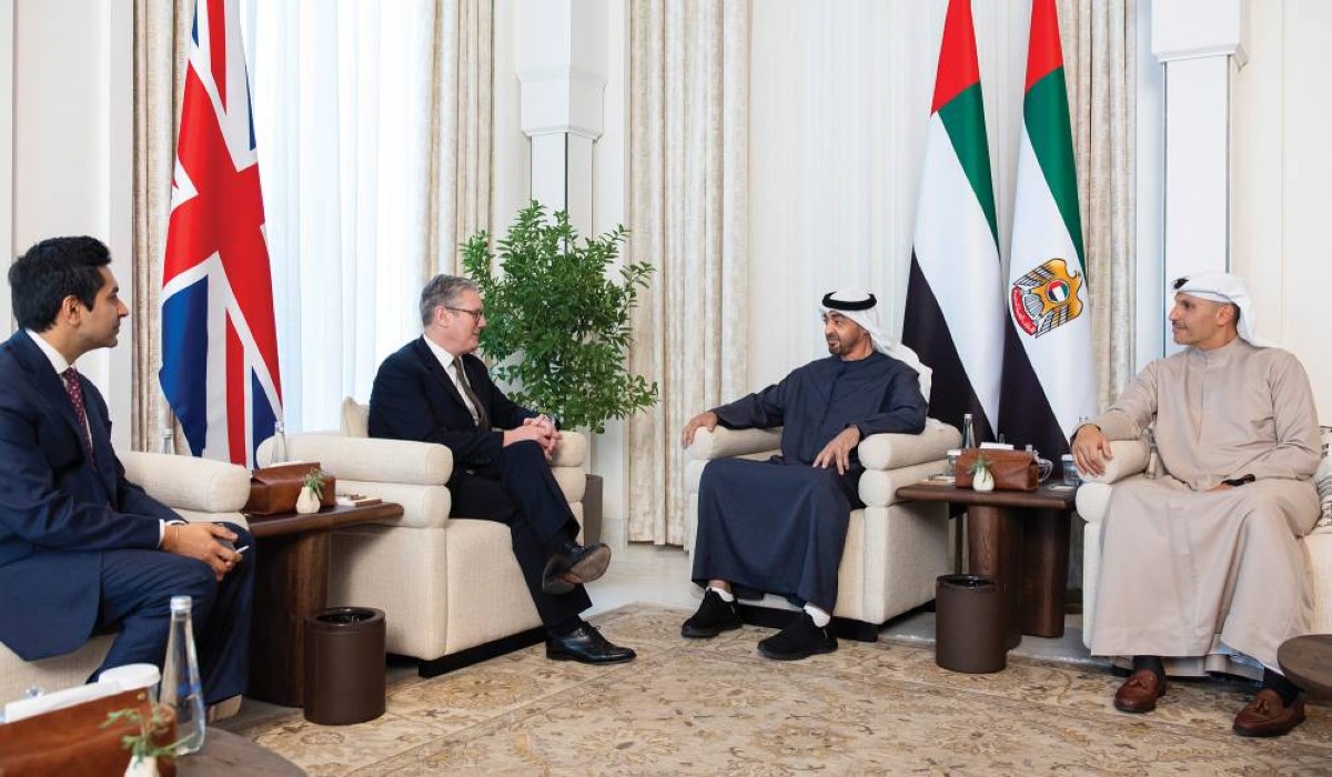 الرئيس الإماراتي محمد بن زايد آل نهيان مع رئيس وزراء المملكة المتحدة كير ستارمر (وكالة أنباء الإمارات)