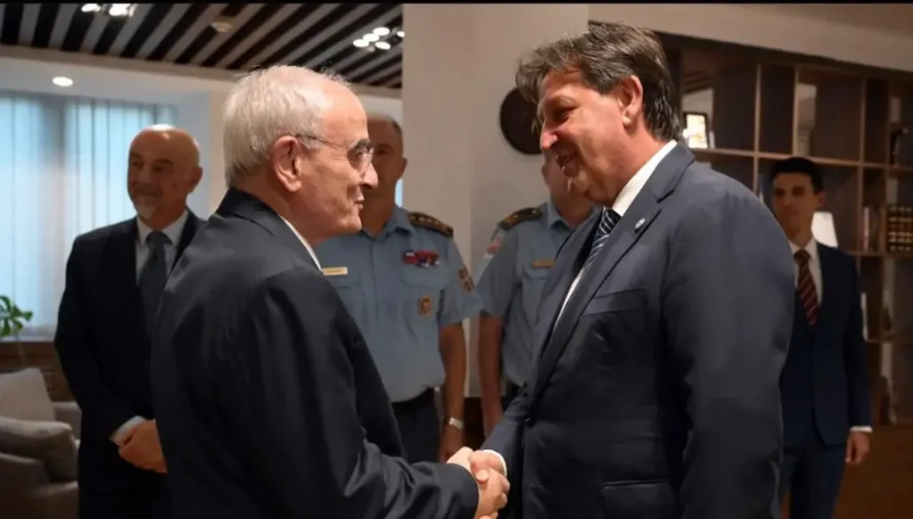 منسّى يلتقي نظيره الصربي في بلغراد: بحثُ في تعزيز التعاون الدفاعي والعسكري