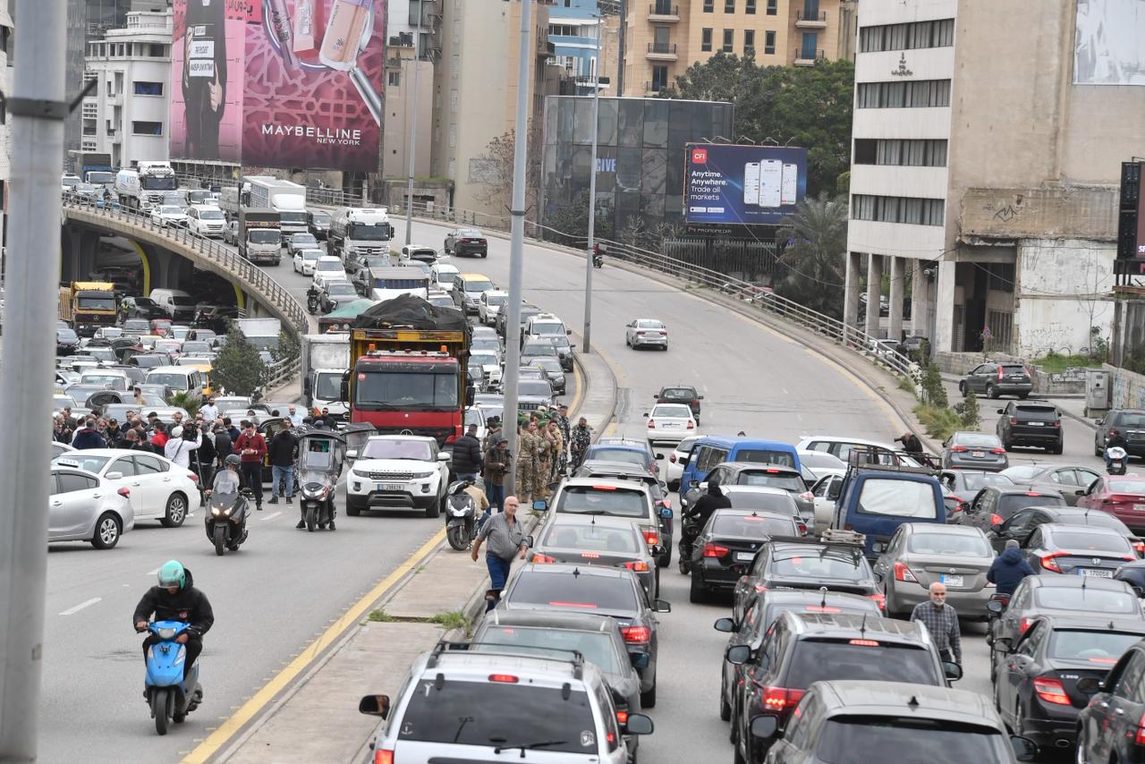 قطع طرقات احتجاجاً على قرارات الحكومة. (حسام شبارو)
