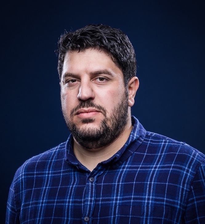 الكاتب الفلسطيني عباد يحيى. (فايسبوك)