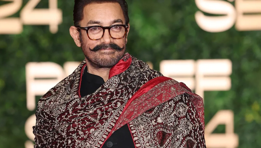 نجم بوليوود عامر خان يصرف النظر عن الاعتزال ويواصل التمثيل والإنتاج