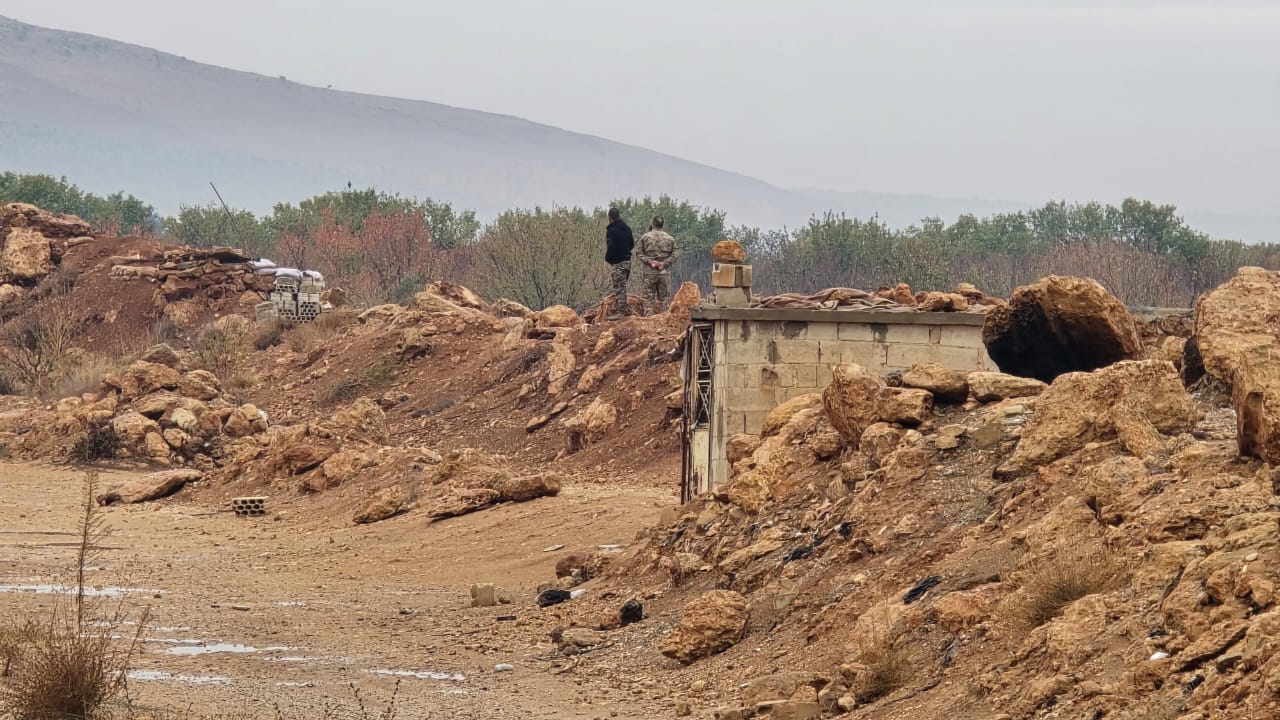 عنصران من الأمن السوري قبالة أحد المعابر.