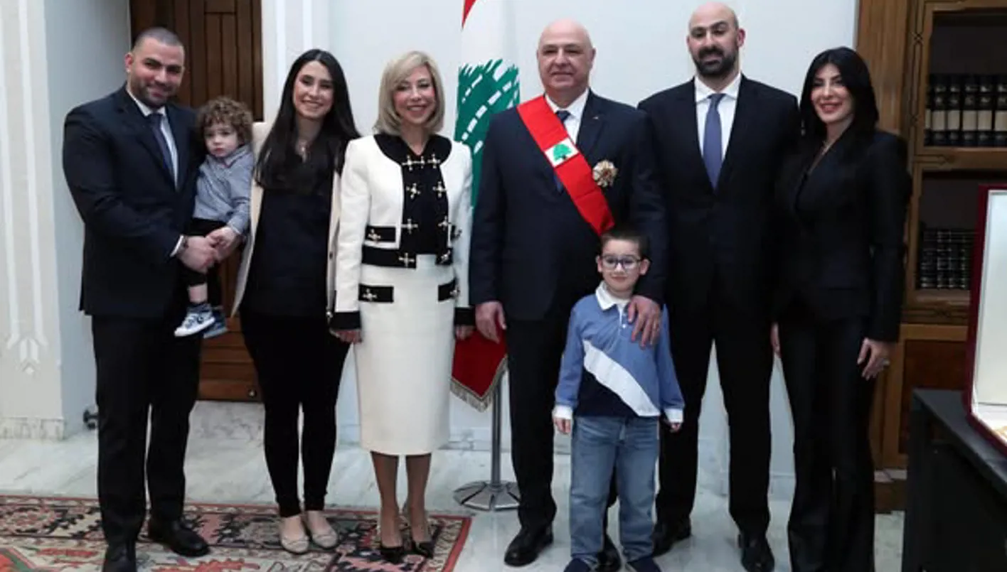 الصور العائلية الأولى للرئيس جوزف عون... قلادة وأوشحة وضحكة من القلب