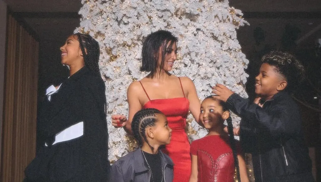 كيم كارداشيان تحجب نظر أولادها عن زوجة والدهم العارية في "غرامي"